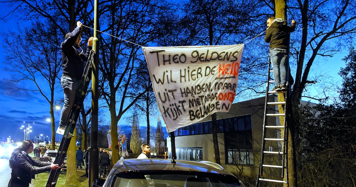 Drukte aan de Berlicumse Runweg door spandoeken actie tegen azc: ‘We gaan niet afwachten en niets do