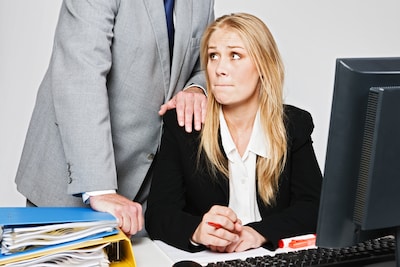 Topmanager pest collega’s en maakt seksueel getint