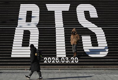 https://images.bndestem.nl/NjlkYjkwMjg0MmU1ODM4Nzg4MzcvZGlvLzI2OTEwNDkyNi9maXQtd2lkdGgvNDAw/files-pedestrians-walk-along-the-stairs-displayed-with-the-bts-logo-and-release-date-of-bts-2026-album-at-gwanghwamun-square-in-seoul-on-january-14-2026-mexico-s-president-claudia-sheinbaum-declared-on-january-26-2026-that-nearly-a-million-young-people-had-vied-for-one-of-the-coveted-150-000-tickets-to-k-pop-megastars-bts-s-mexican-gigs-and-said-she-wrote-to-south-korea-s-president-lee-jae-myung-to-ask-that-he-bring-the-acclaimed-k-pop-artists-more-often-to-her-country-sheinbaum-said-she-had-also-asked-ocesa-the-promoter-of-the-shows-in-mexico-about-the-possibility-of-organizing-more-dates-but-received-a-negative-answer-bts-will-perform-three-dates-in-mexico-city-in-may-2026-photo-by-jung-yeon-je-afp