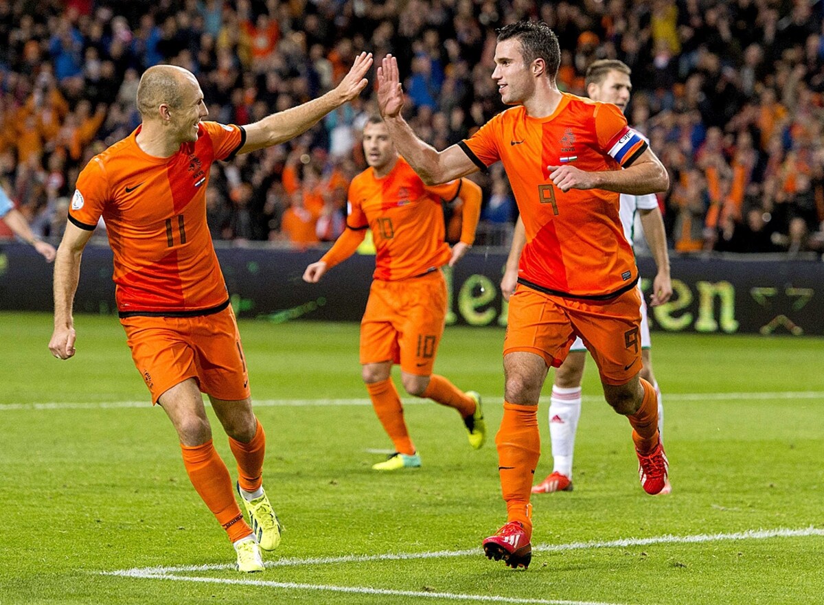 Van Persie viert zijn eerste goal met Robben