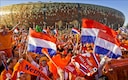 Oranje-feestje voor het Soccer City stadion in Johannesburg. FOTO ANP.