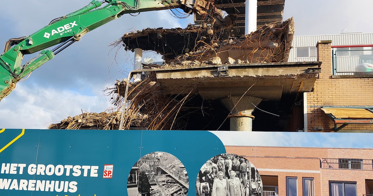 Dinosaurus sloopt laatste stukje warenhuis