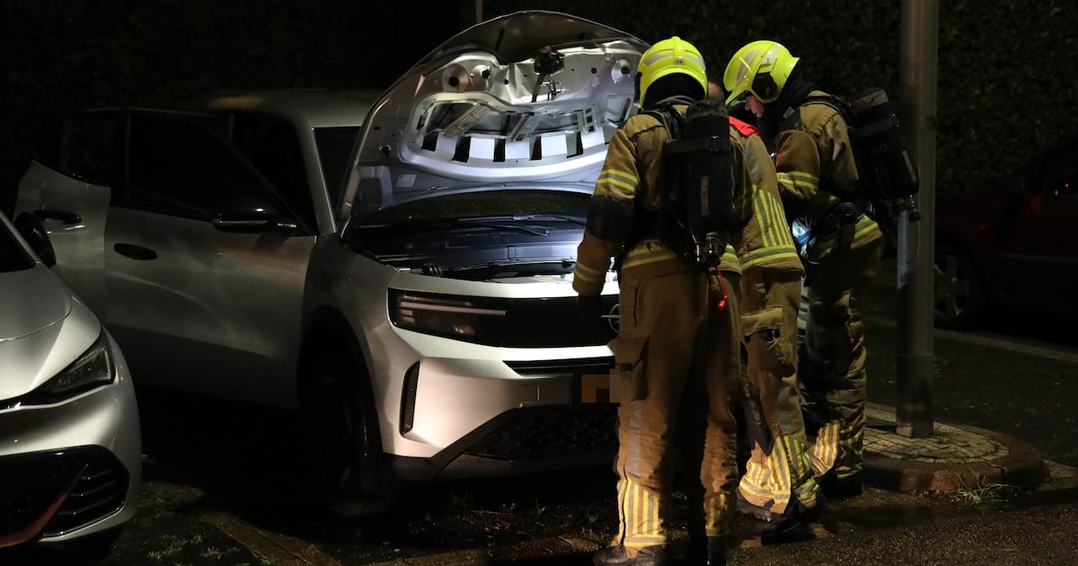 Geparkeerde auto vliegt in brand in Roosendaal, binnenkant zwaar beschadigd