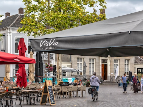 Scooterincident op Markt Oosterhout leidt tot politiek debat: betere handhaving en plannen voor lange termijn