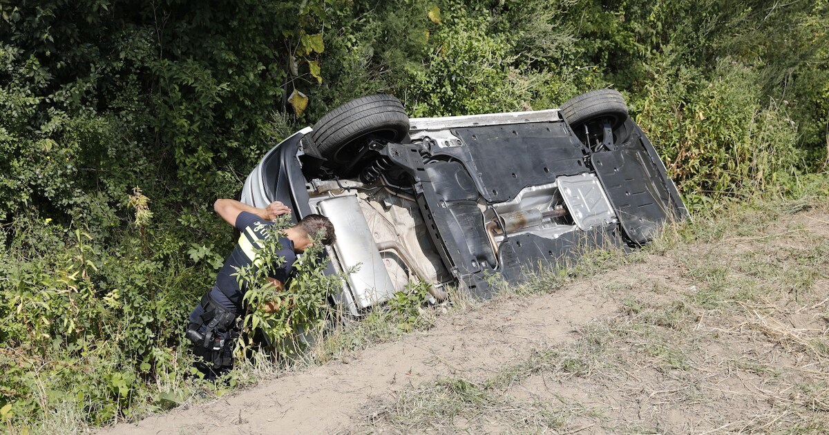 Verlaten auto in sloot bij Steenbergen, politie zoekt bestuurder via leasebedrijf