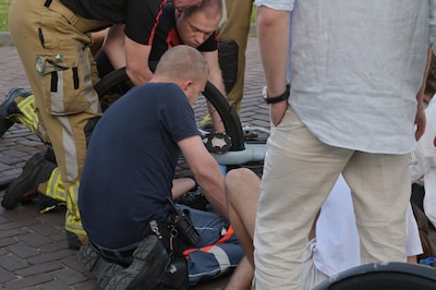 Brandweer rukt uit voor vrouw met voet vast tussen spaken in Breda