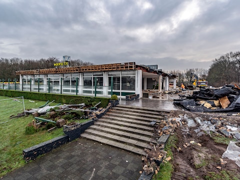De sloop van La Place langs de A58 bij Wouwse Tol.