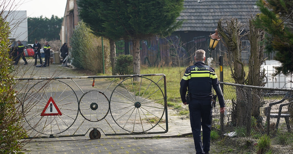 En weer zoekt de politie bij Jan B. in Hulten, dit keer naar drugs
