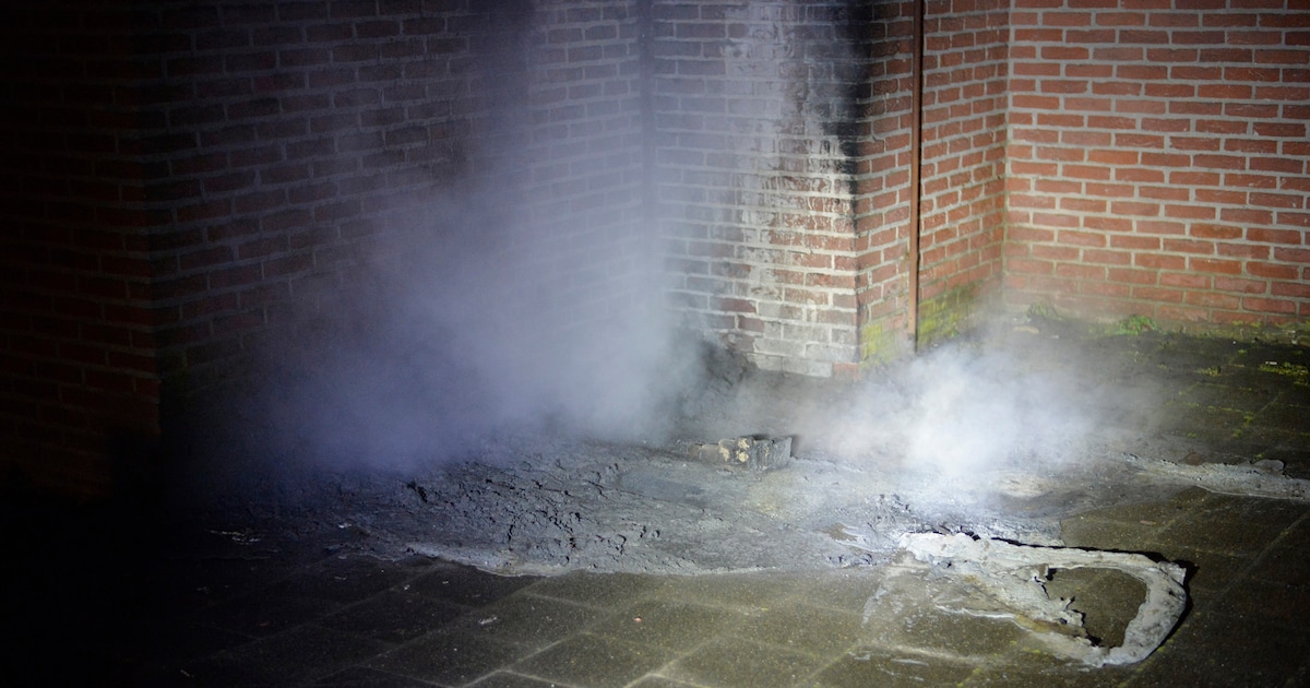 Rolcontainer vliegt in brand in Breda: gevel zwart van het roet