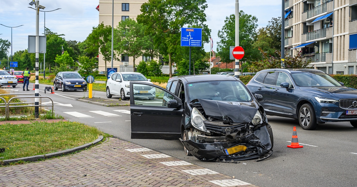 Auto zwaar beschadigd na botsing tegen vrachtwagen in Breda