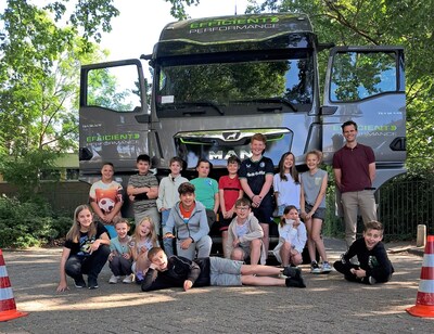 Vrachtwagenchauffeur geeft les: kinderen in Spijkenisse leren over de dode hoek