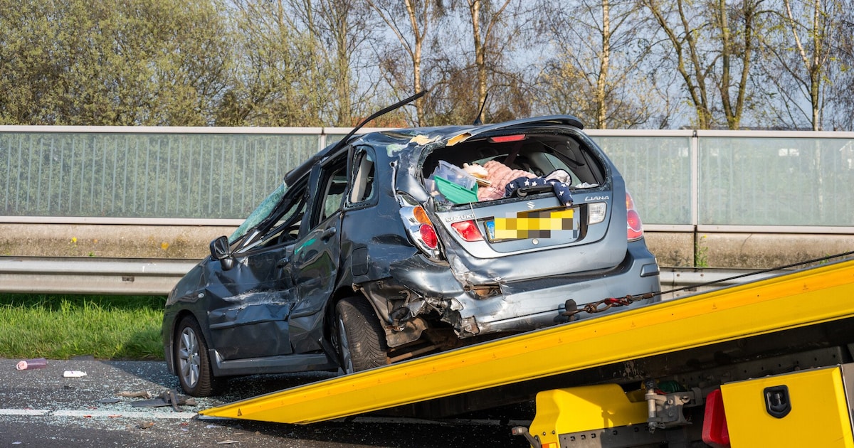 Forse schade bij botsing tussen auto en vrachtwagen op de A16: automobilist en kindje nagekeken in d