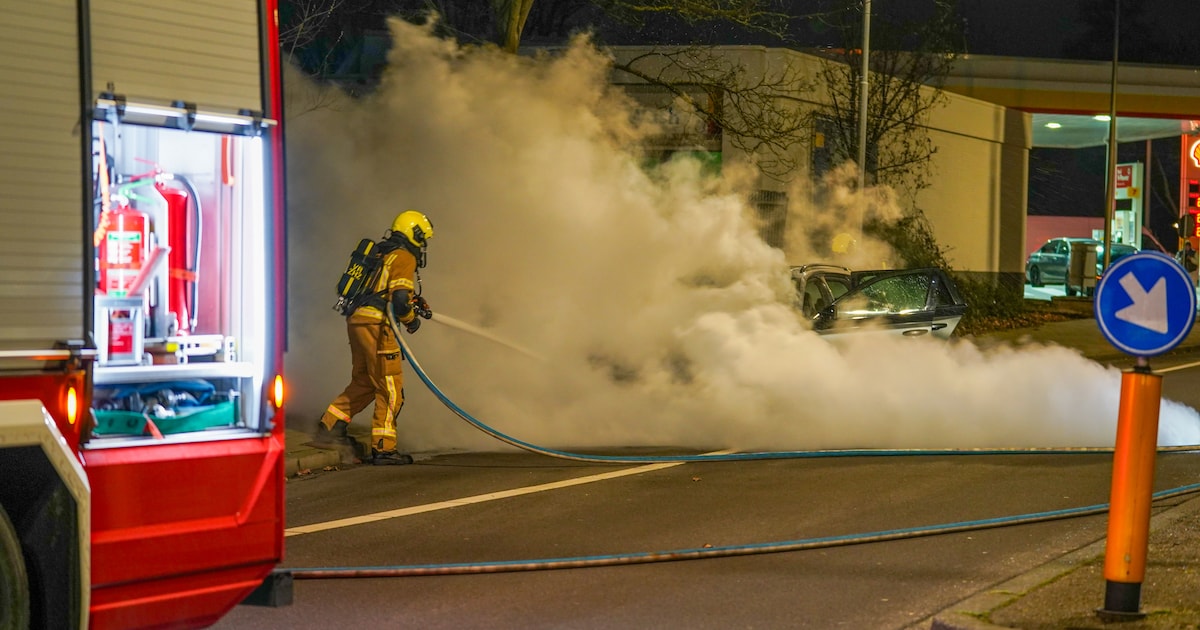 Net voorbij het tankstation vat auto vlam in Dordrecht, bestuurder ongedeerd