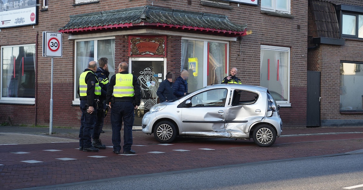 Taxibusje botst op auto in Chaam