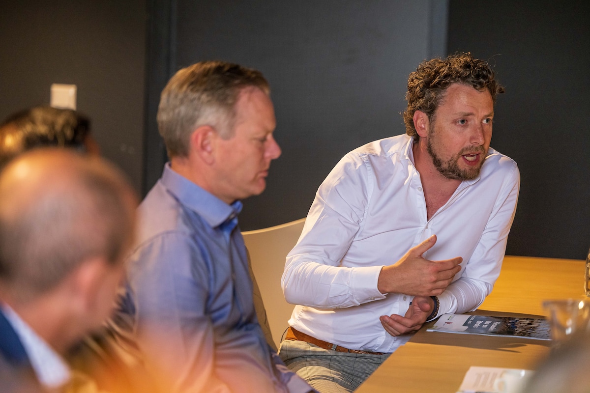 Wethouder Thom Blankers (rechts). Naast hem wethouder Martijn van Esch.