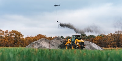 Spectaculaire natuurherstelactie met helikopter boven de Galderse Heide