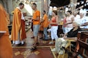 Pastor Paul Vlaar deelt de hosties uit. FOTO ANP.