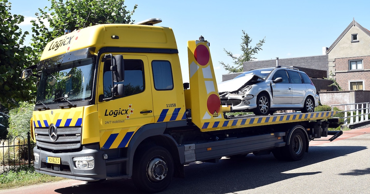 Wéér ongeluk op gevaarlijke kruising tussen Zaltbommel en Bruchem: twee auto’s afgevoerd
