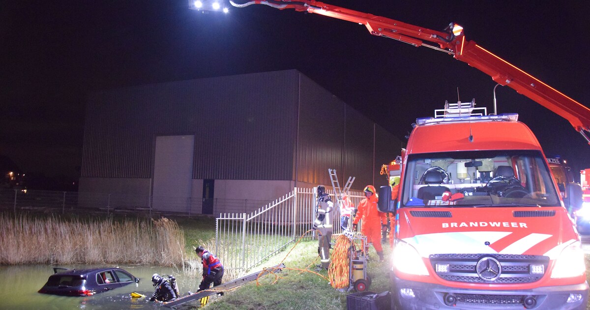 Auto met rijverbod in het water in Zierikzee, bestuurder spoorloos