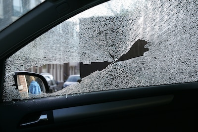 Ruiten van zeker tien auto’s in Breda ingegooid: man (49) uit Breda aangehouden