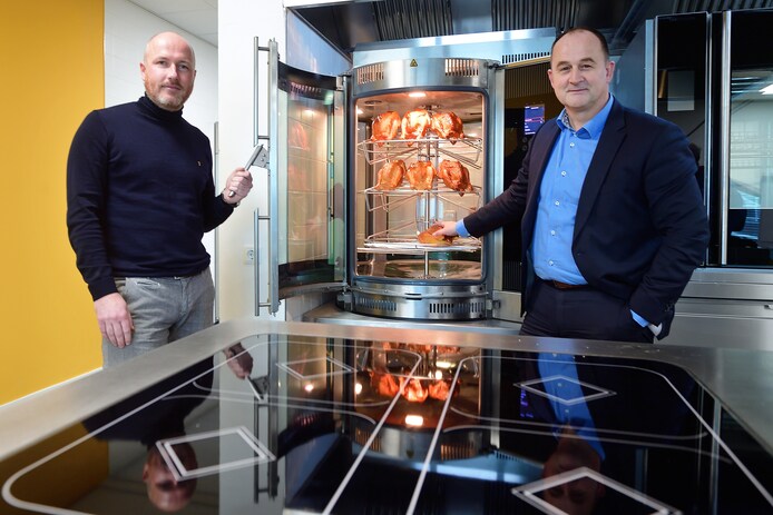 Financieel directeur Ruud Geurts (l) en algemeen directeur Laurens Engbers (r) bij een kipgrill van Fri-Jado.