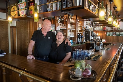 Uitbaters Jacob (70) en Dicky (69) zetten hun eetcafé in ’s Gravenmoer te koop: ‘Gezondheid dwingt ons te stoppen’