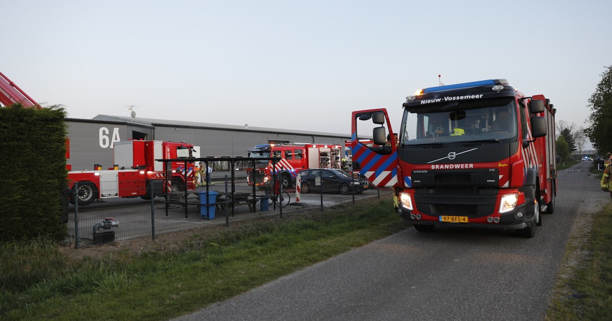 Brand bij bedrijf in Steenbergen snel onder controle, meerdere blusvoertuigen aanwezig