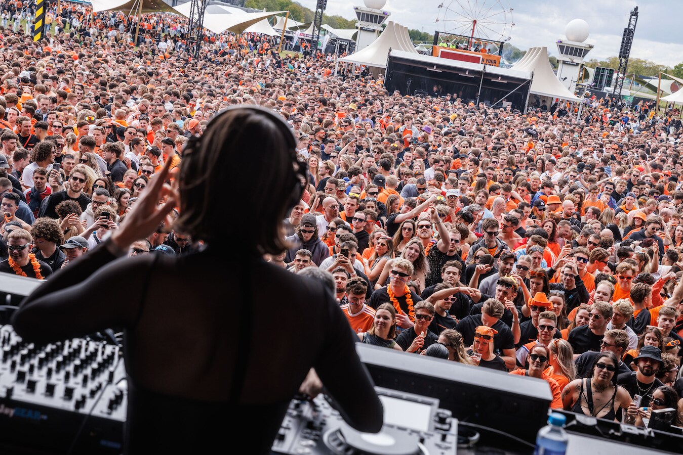 Bezoekers in het oranje gaan los tijdens Free Your Mind Kingsday in Bosschenhoofd