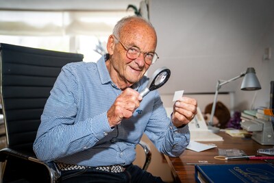 Hans (86) heeft een half miljoen postzegels en houdt hoop: ‘Misschien maken jongere mensen het weer populair’