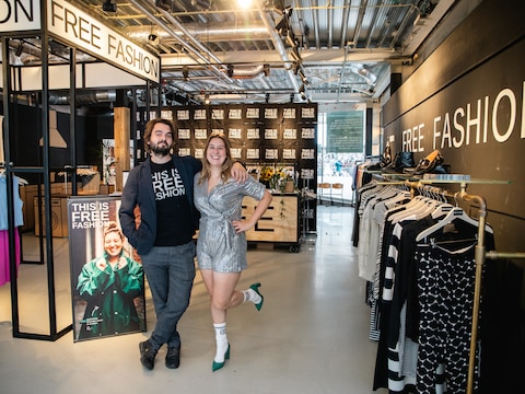Lot van Os (l) en Dieuwertje Vorstenbosch (r) in hun Free Fashion-winkel in Rotterdam