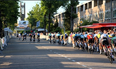 Ronde van Prinsenbeek: ereronde, sportief spektakel en ludieke wedstrijd