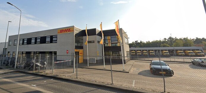 Aan de Jan Hilgersweg ligt een locatie van de internationale pakketdienst DHL Express. Daar zou het ongeval met gevaarlijke stoffen in Eindhoven hebben plaatsgevonden. Op het DHL-terrein staan onder meer bezorgbussen geparkeerd.