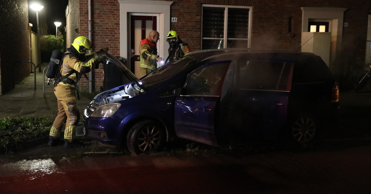 Auto vliegt in brand in Roosendaal, mogelijk sprake van brandstichting