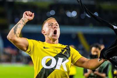 https://images.bndestem.nl/NzI0NGMwYmQxNjllODU1MzM4OTkvZGlvLzI2MTUxOTM2MC9maXQtd2lkdGgvNDAw/breda-17-08-2025-rat-verlegh-stadium-season-2025-2026-dutch-eredivisie-football-match-between-nac-breda-and-fortuna-sittard-picture-shows-nac-player-lewis-holtby-celebrating-the-victory