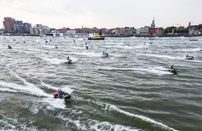 Bijzonder gezicht: 150 waterscooters maken tocht van Dordrecht naar Rotterdam