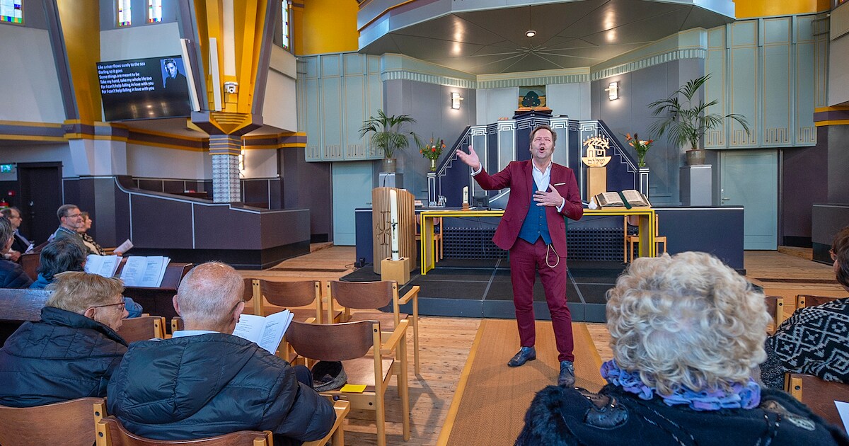 kerkgangers-genieten-van-elvis-dienst-wat-kan-die-dominee-zingen