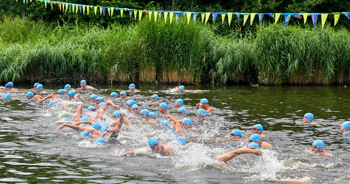 Sportievelingen Zwemmen Lopen En Fietsen Tijdens De Triatlon In Oud