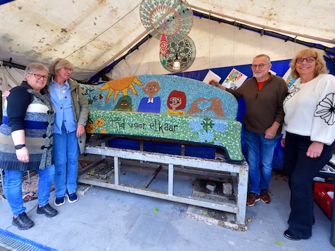 Vanaf links Renate Hoefnagels, Mary Diepstraten, Henk de Vries en Sylvia Endeman bij ‘hun’ Stoofa.