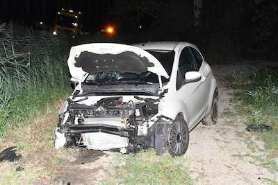 Auto raakt zwaar beschadigd bij eenzijdig ongeval in Stavenisse