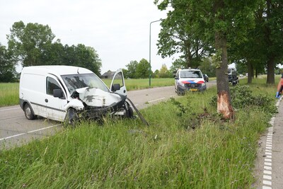 Bestelauto botst tegen twee bomen in Gilze, gewonde bestuurder vermoedelijk onder invloed