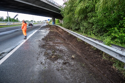 Tankwagen met mest belandt tegen de vangrail op A16 bij Bred