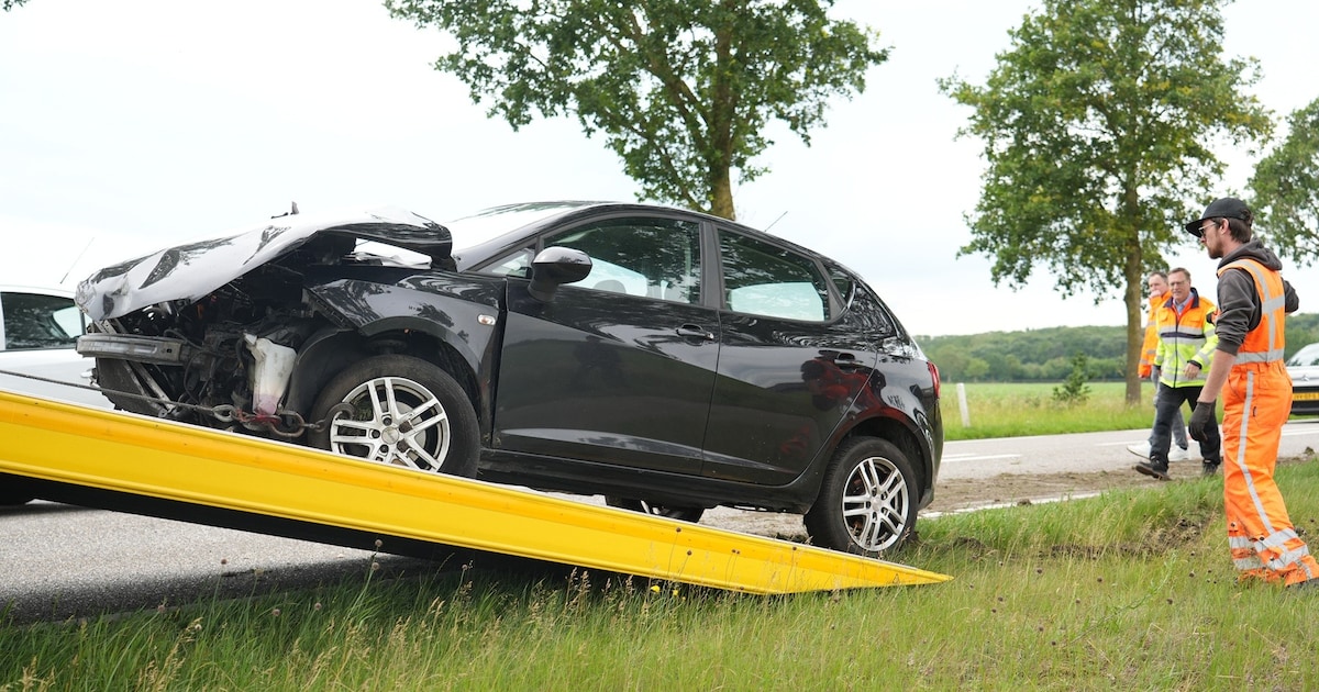 Auto botst tegen boom in Alphen, inzittende gewond naar ziekenhuis