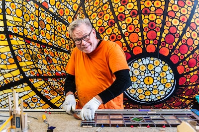 Glas-in-lood verdwijnt uit het straatbeeld, zonde, vindt Emiel: ‘Je kunt het gewoon isoleren’