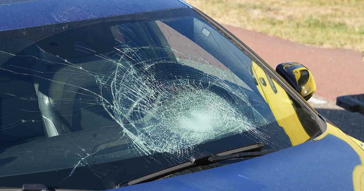 Fietser belandt op voorruit van auto bij ongeval in Raamsdonksveer, slachtoffer naar ziekenhuis