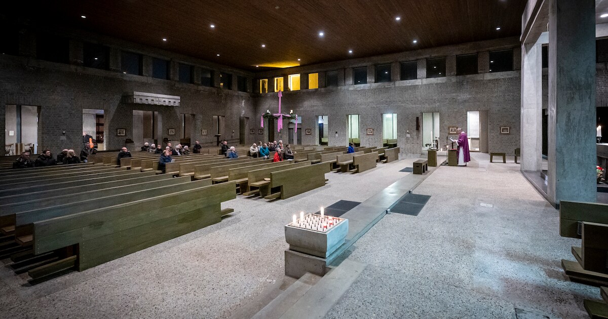 ‘Het mooiste gebouw van Brabant’ of ‘een betonnen lekbak’: wat moet er gebeuren met kerk van Odiliap