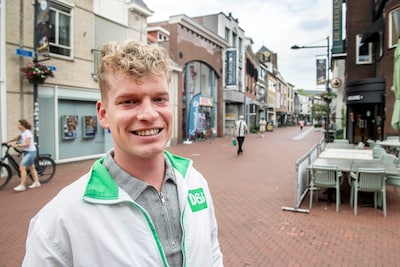 Haatreacties op straat en sociale media? De Oosterhoutse D66-leider Job Basting (29) wijkt niet: ‘Het is soms heel heftig’