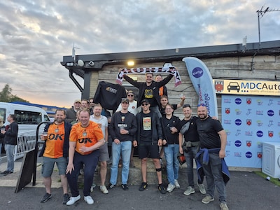 NAC-supporters stelen de show bij oefenduel van Engelse club op het zesde niveau: ‘Jij bent de enige die de omhaal gezien heeft’