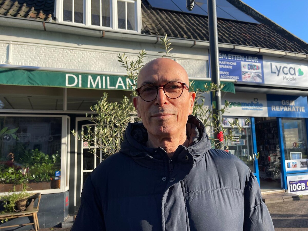Hakim Abu, eigenaar van restaurant Di Milano in Etten-Leur dat forse rook- en bluswaterschade opliep door de zolderbrand bij de buren.