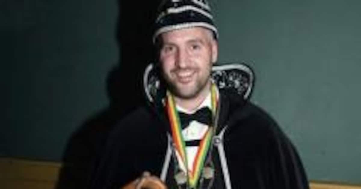 Prins Stefan den Urste gaat voorop bij de Krulstarte in De Mortel