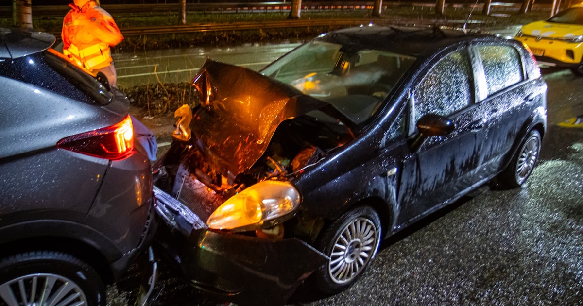 Kettingbotsing in Rotterdam Hoogvliet zorgt voor flinke schade